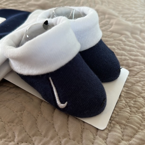 🌻Host Pick 🌷Nike baby beanie/booties set - Picture 3 of 5